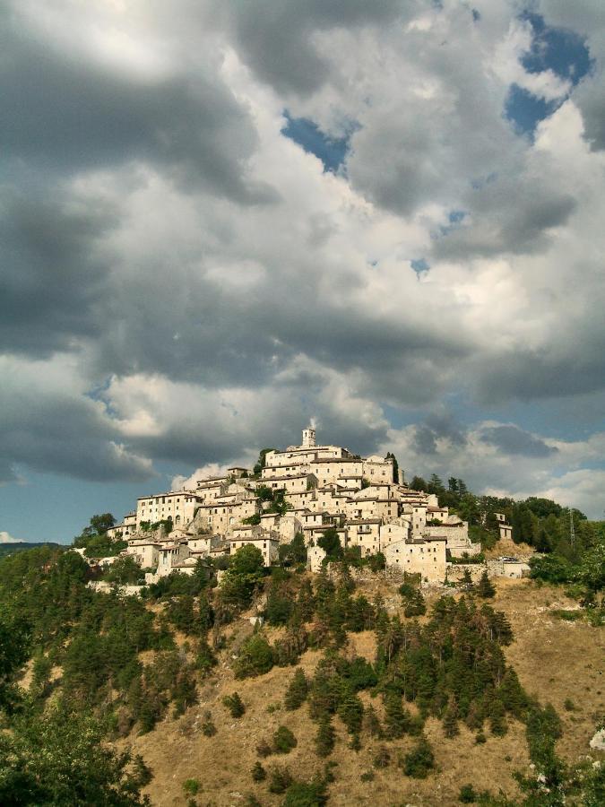 Albergo Diffuso Crispolti Labro Bagian luar foto
