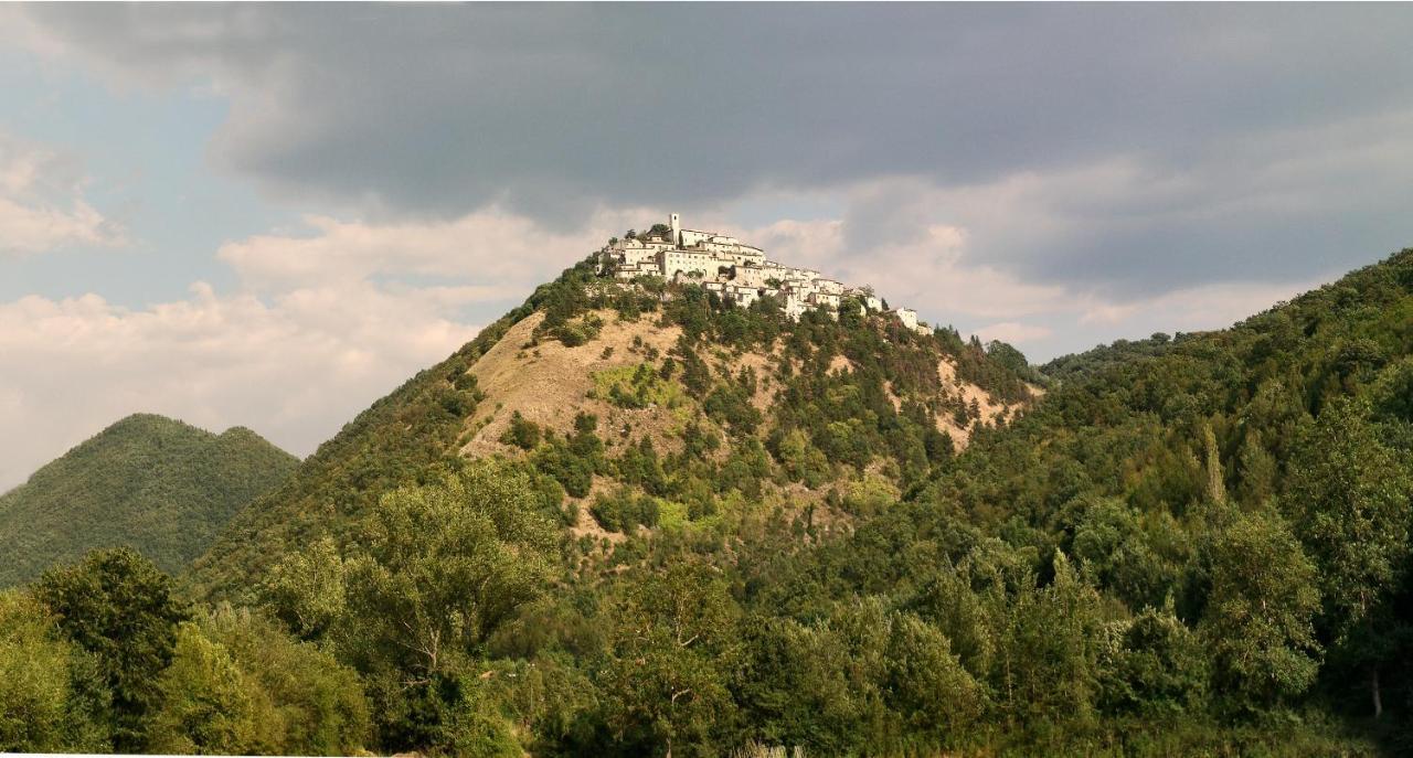 Albergo Diffuso Crispolti Labro Bagian luar foto